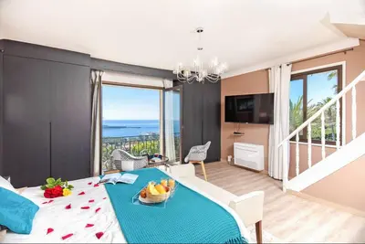Balcon ou terrasse dans l'établissement LE CASTEL ROSE Super Cannes, face aux Îles de Lérins