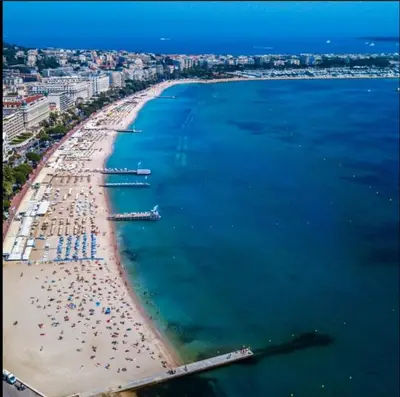 Vue générale sur la mer ou vue sur la mer prise depuis l'appartement
