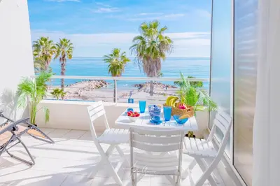 Vue générale sur la mer ou vue sur la mer prise depuis l'appartement