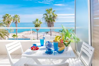 Vue générale sur la mer ou vue sur la mer prise depuis l'appartement