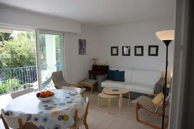 Coin salon dans l'établissement Spacious apartment with balcony and sea view