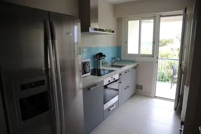 Cuisine ou kitchenette dans l'établissement Spacious apartment with balcony and sea view