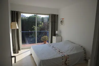 Un ou plusieurs lits dans un hébergement de l'établissement Spacious apartment with balcony and sea view