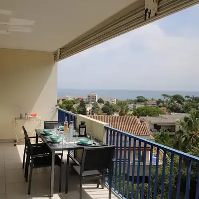 Spacious apartment with balcony and sea view