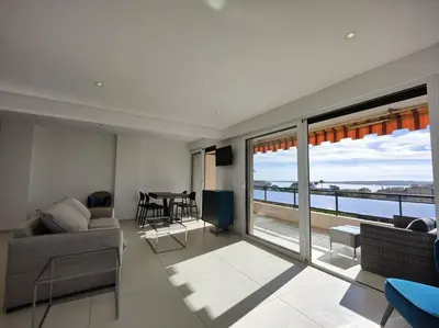 Coin salon dans l'établissement Cannes Vue mer T2 61m²+ parking