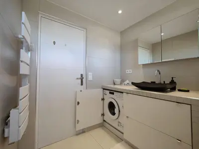 Cuisine ou kitchenette dans l'établissement Cannes Vue mer T2 61m²+ parking