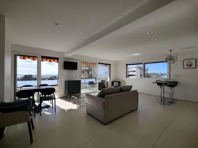 Télévision ou salle de divertissement dans l'établissement Cannes Vue mer T2 61m²+ parking