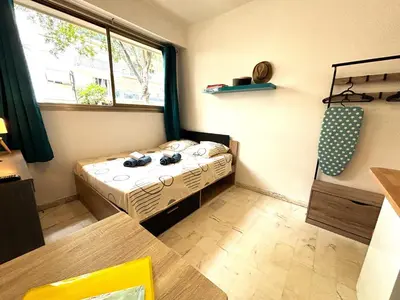 Un ou plusieurs lits dans un hébergement de l'établissement Cannes city center cozy studio 100 m from beach AC Wifi all within walking distance