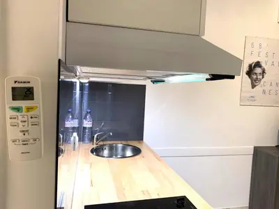 Cuisine ou kitchenette dans l'établissement Cannes city center cozy studio 100 m from beach AC Wifi all within walking distance