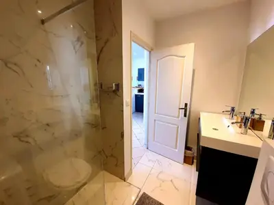 Salle de bains dans l'établissement Freshly tastefully renovated apartments in heart of old Antibes
