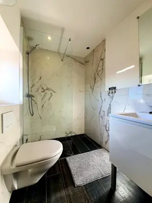 Salle de bains dans l'établissement Freshly tastefully renovated apartments in heart of old Antibes