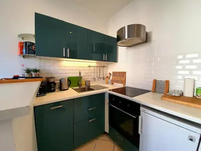 Cuisine ou kitchenette dans l'établissement Freshly tastefully renovated apartments in heart of old Antibes