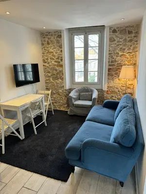 Coin salon dans l'établissement Freshly tastefully renovated apartments in heart of old Antibes