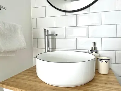 Salle de bains dans l'établissement La maison du douanier. Un balcon au soleil