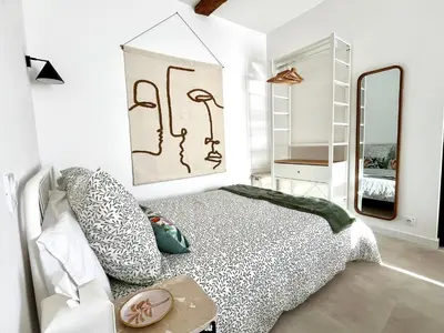 Un ou plusieurs lits dans un hébergement de l'établissement La maison du douanier. Un balcon au soleil