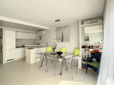 Cuisine ou kitchenette dans l'établissement Appartements centre ville Cannes