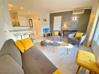 Coin salon dans l'établissement La Rotonde SCLS - Climatisation, Wifi, 2 chambres