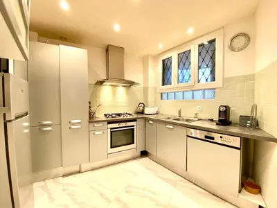 Cuisine ou kitchenette dans l'établissement La Rotonde SCLS - Climatisation, Wifi, 2 chambres