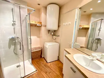 Salle de bains dans l'établissement La Rotonde SCLS - Climatisation, Wifi, 2 chambres