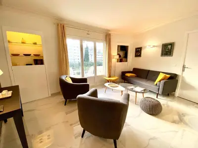 Coin salon dans l'établissement La Rotonde SCLS - Climatisation, Wifi, 2 chambres
