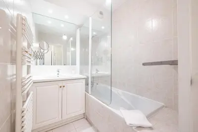 Salle de bains dans l'établissement NEW 2 bed apt in Antibes, 5 min walk to the Beach