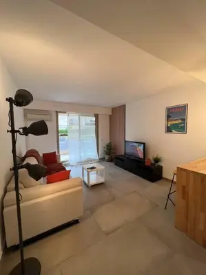 Télévision ou salle de divertissement dans l'établissement Studio proche plage et vieil Antibes + Parking