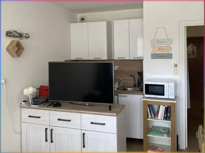 Cuisine ou kitchenette dans l'établissement Logement en résidence vacances classe 2 étoiles au bord de mer 4 couchages avec cabine lit superposé et au salon un canapé convertible et piscine à 300 m des transports communs,gare ferroviaire,commerces et plages
