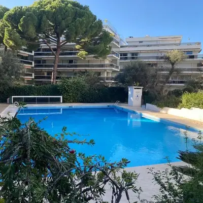 Logement en résidence vacances classe 2 étoiles au bord de mer 4 couchages avec cabine lit superposé et au salon un canapé convertible et piscine à 300 m des transports communs