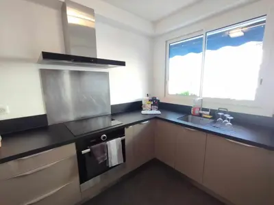 Cuisine ou kitchenette dans l'établissement Cannes Pointe Croisette T2 plage 2min à pieds 46m2