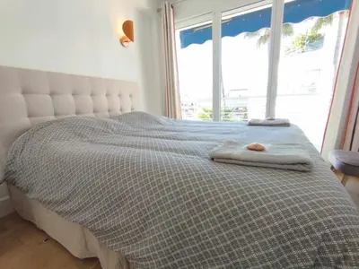 Un ou plusieurs lits dans un hébergement de l'établissement Cannes Pointe Croisette T2 plage 2min à pieds 46m2