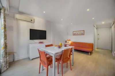 Télévision ou salle de divertissement dans l'établissement Confortable Studio BALCON, Rouaze- CARLON MARTINEZ A0B123