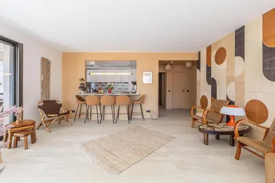 Coin salon dans l'établissement LB Vacation Rentals I A short Stroll to Palais, Beach, Terrace & Seaview