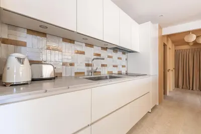 Cuisine ou kitchenette dans l'établissement LB Vacation Rentals I A short Stroll to Palais, Beach, Terrace & Seaview
