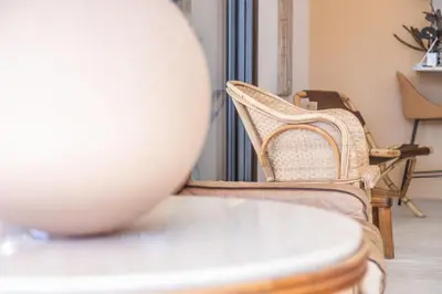 Coin salon dans l'établissement LB Vacation Rentals I A short Stroll to Palais, Beach, Terrace & Seaview