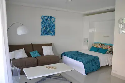 Un ou plusieurs lits dans un hébergement de l'établissement Beau studio vu mer juan les pins