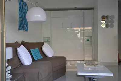 Coin salon dans l'établissement Beau studio vu mer juan les pins