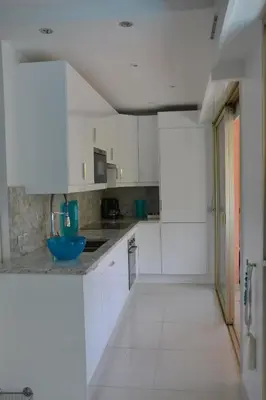 Cuisine ou kitchenette dans l'établissement Beau studio vu mer juan les pins