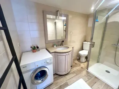 Salle de bains dans l'établissement Old Antibes, one bed app, In front of the Port!