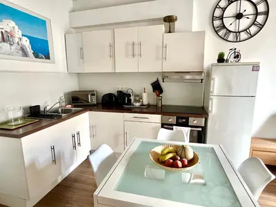 Cuisine ou kitchenette dans l'établissement Old Antibes, one bed app, In front of the Port!