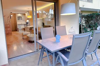 Coin salon dans l'établissement EUCALYPTUS - Ground Floor with Pool Near the Sea