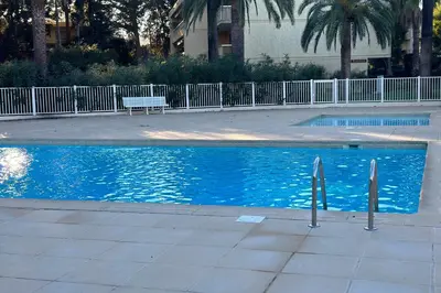 Piscine de l'établissement EUCALYPTUS - Ground Floor with Pool Near the Sea ou située à proximité