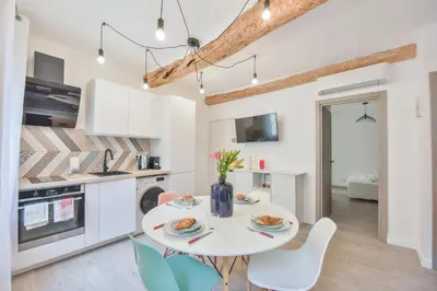 Cuisine ou kitchenette dans l'établissement LE PETIT CASTELET - New superb flat in old Antibes, AC, WIFI, for 4
