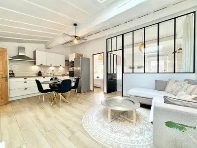 Cuisine ou kitchenette dans l'établissement Cosy 3 pièces vieil Antibes proche port Vauban