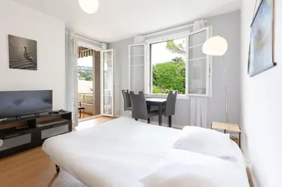 Télévision ou salle de divertissement dans l'établissement Selvosa 1-bedroom apartment heart of Cannes