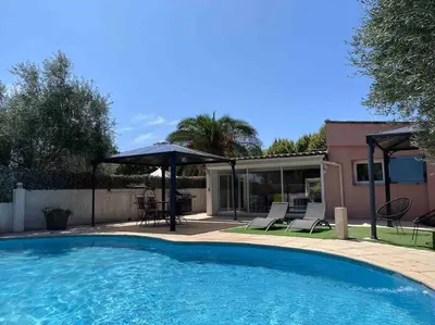 Piscine de l'établissement Villa climatisée piscine 3 chambres mer à 800m ou située à proximité
