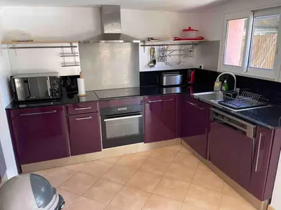 Cuisine ou kitchenette dans l'établissement Villa climatisée piscine 3 chambres mer à 800m