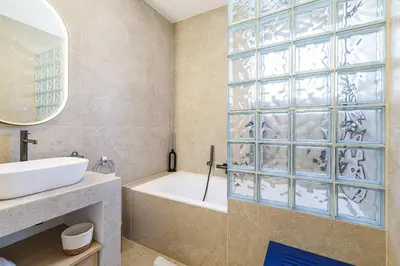 Salle de bains dans l'établissement Emilie - panoramic sea views beach facing paradise