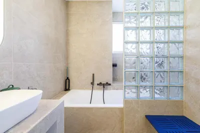 Salle de bains dans l'établissement Emilie - panoramic sea views beach facing paradise
