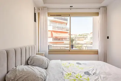 Un ou plusieurs lits dans un hébergement de l'établissement Plage luxe collé à l’hôtel Martinez