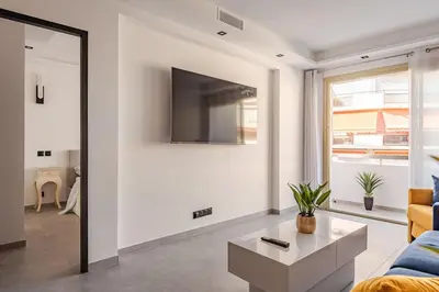 Télévision ou salle de divertissement dans l'établissement Plage luxe collé à l’hôtel Martinez